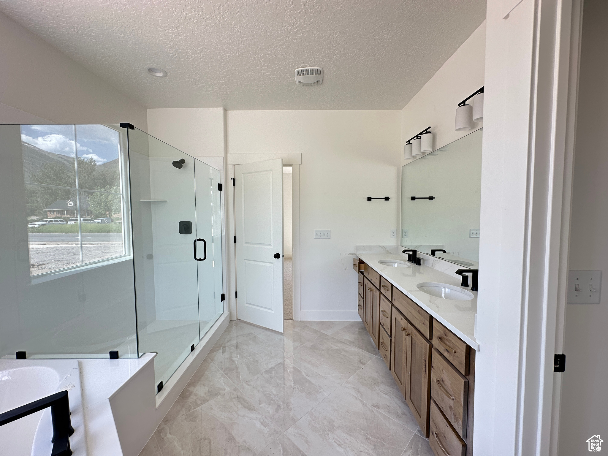 BROAD HOLLOW - Residential