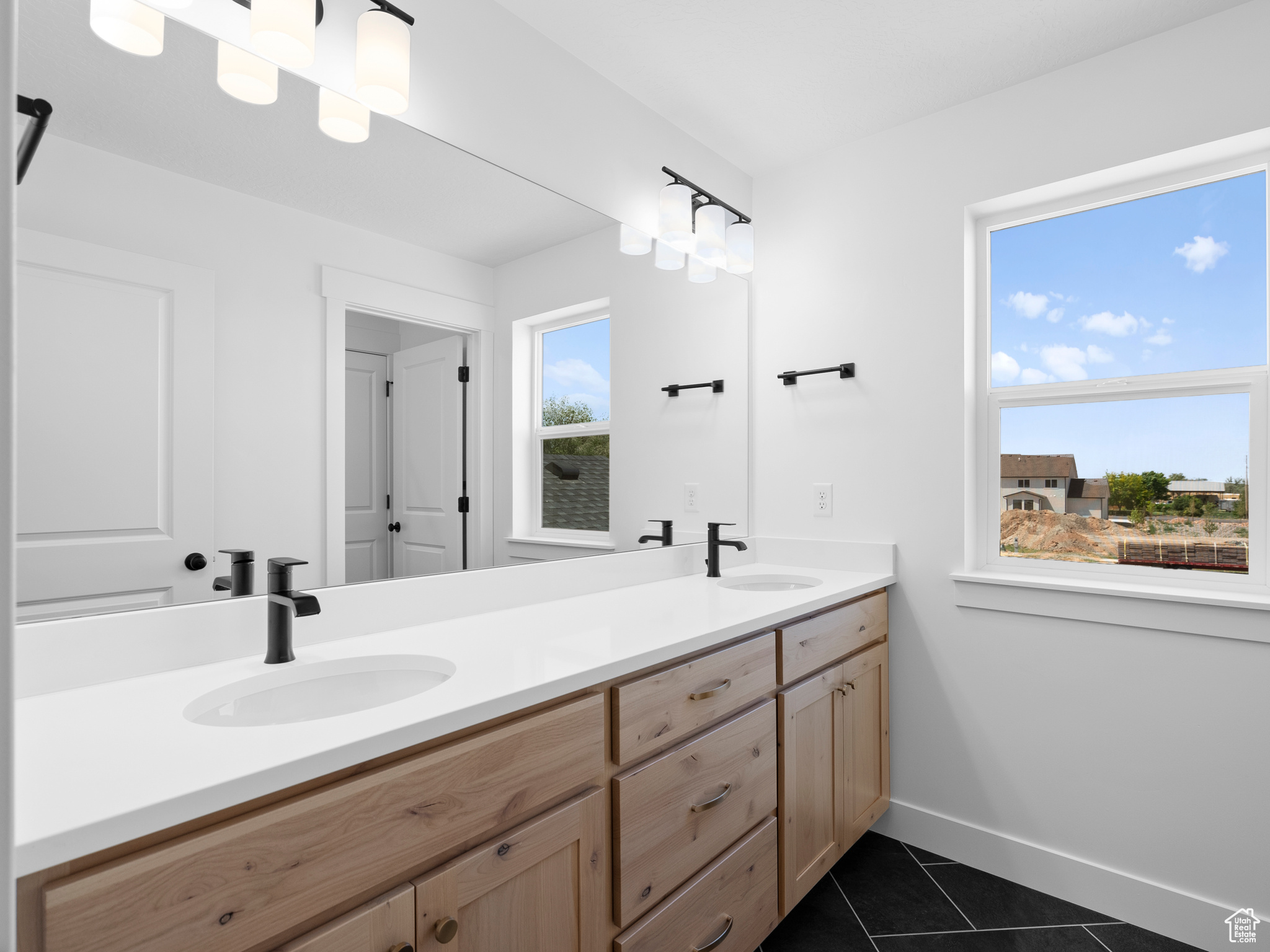 BROAD HOLLOW - Residential