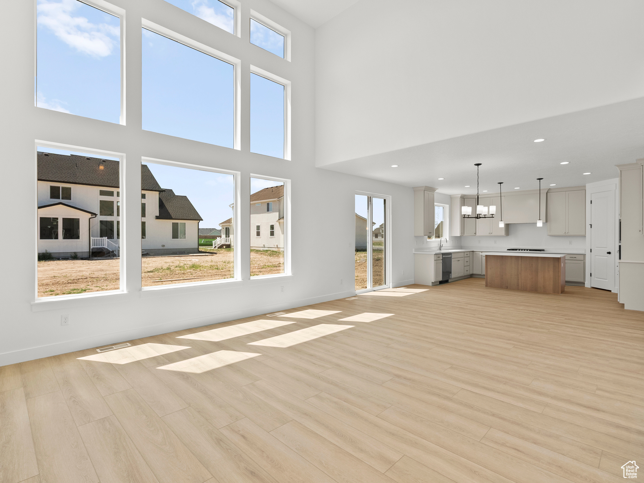 BROAD HOLLOW - Residential