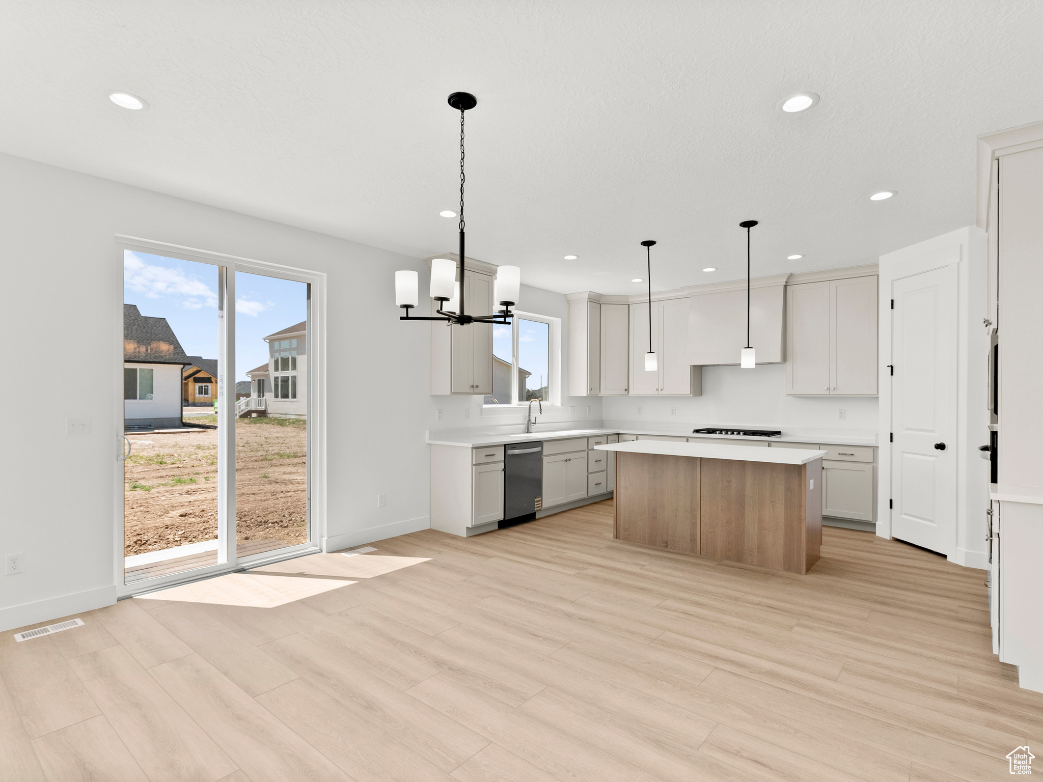 BROAD HOLLOW - Residential