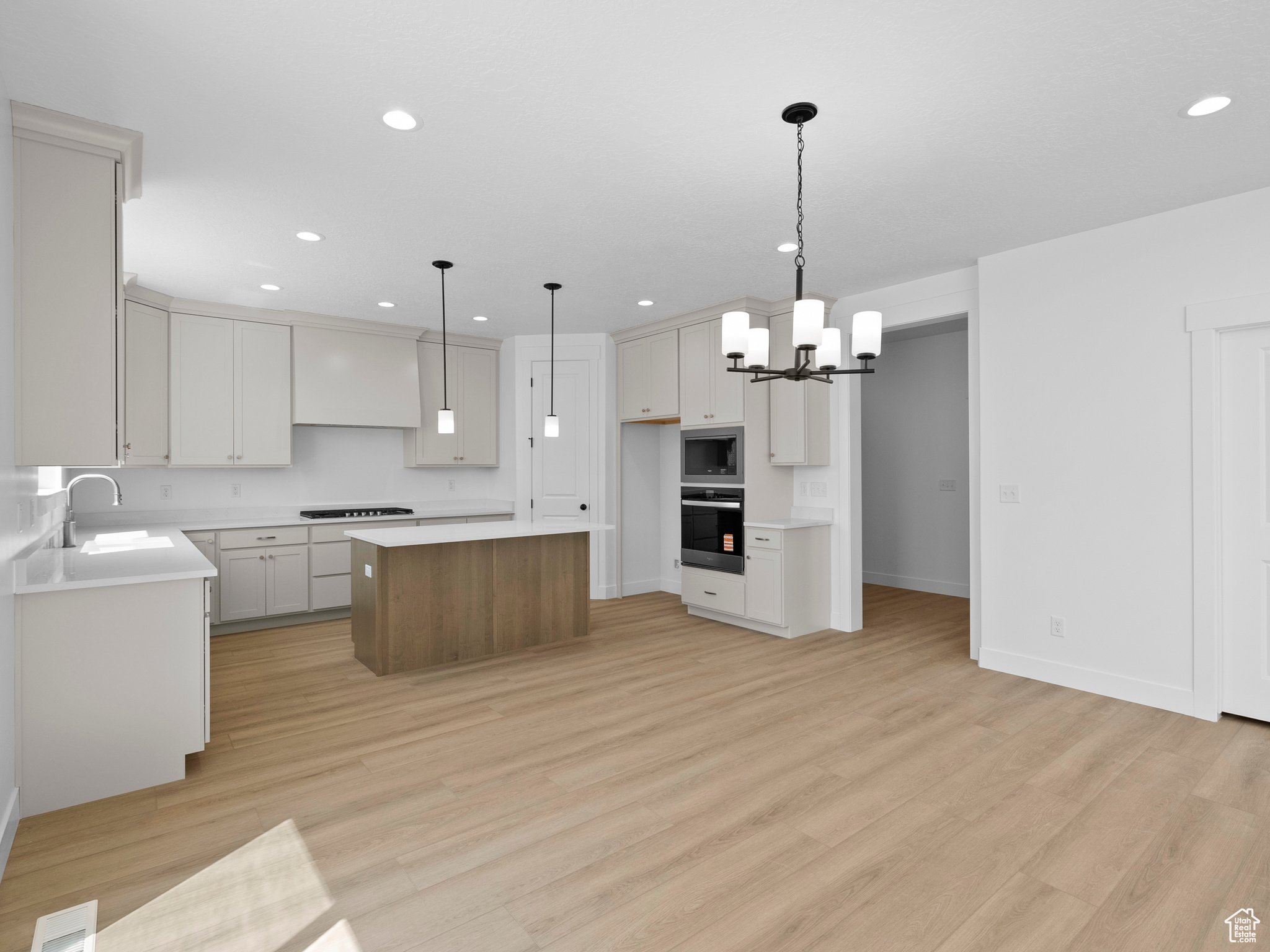 BROAD HOLLOW - Residential