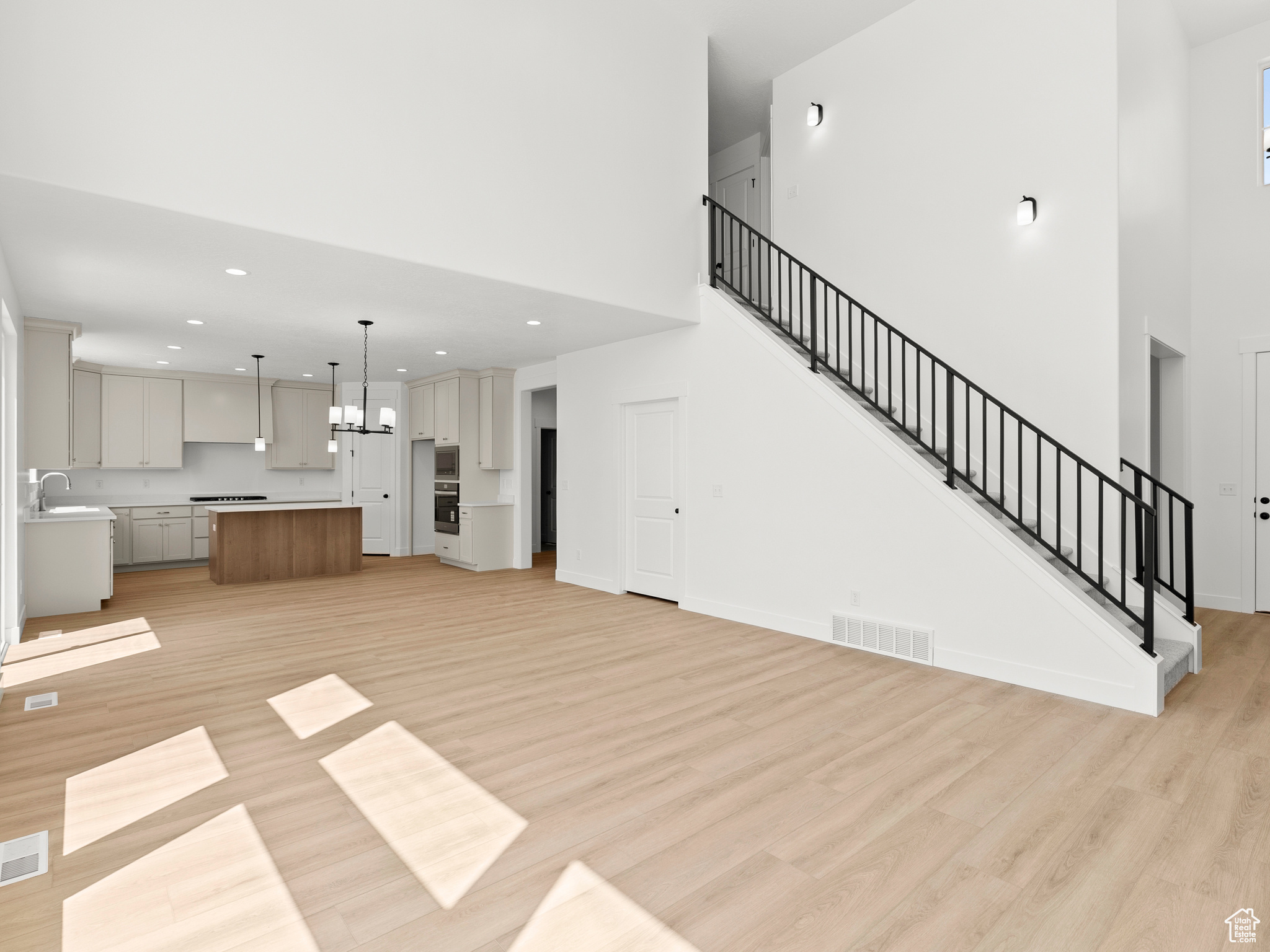 BROAD HOLLOW - Residential