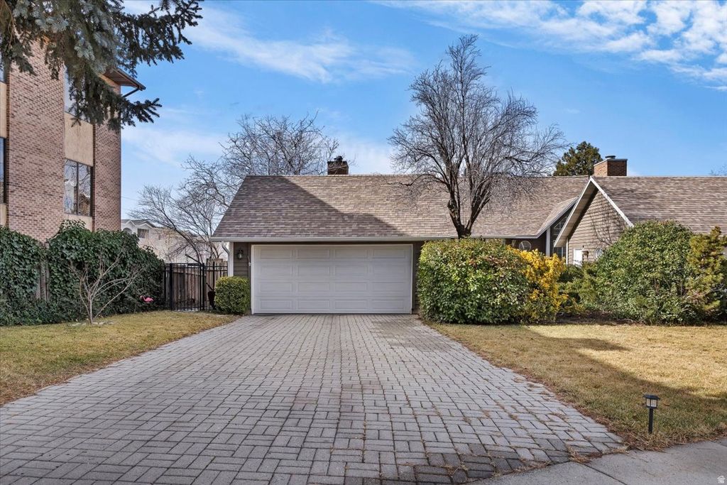 Photo of 6924 S HILLSIDE VILLAGE CIR, Salt Lake City, UT 84121 (MLS # 2137040)