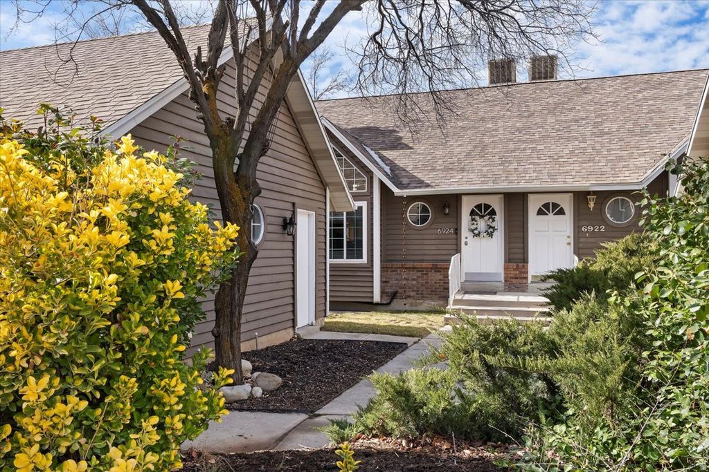 Photo of 6924 S HILLSIDE VILLAGE CIR, Salt Lake City, UT 84121 (MLS # 2137040)