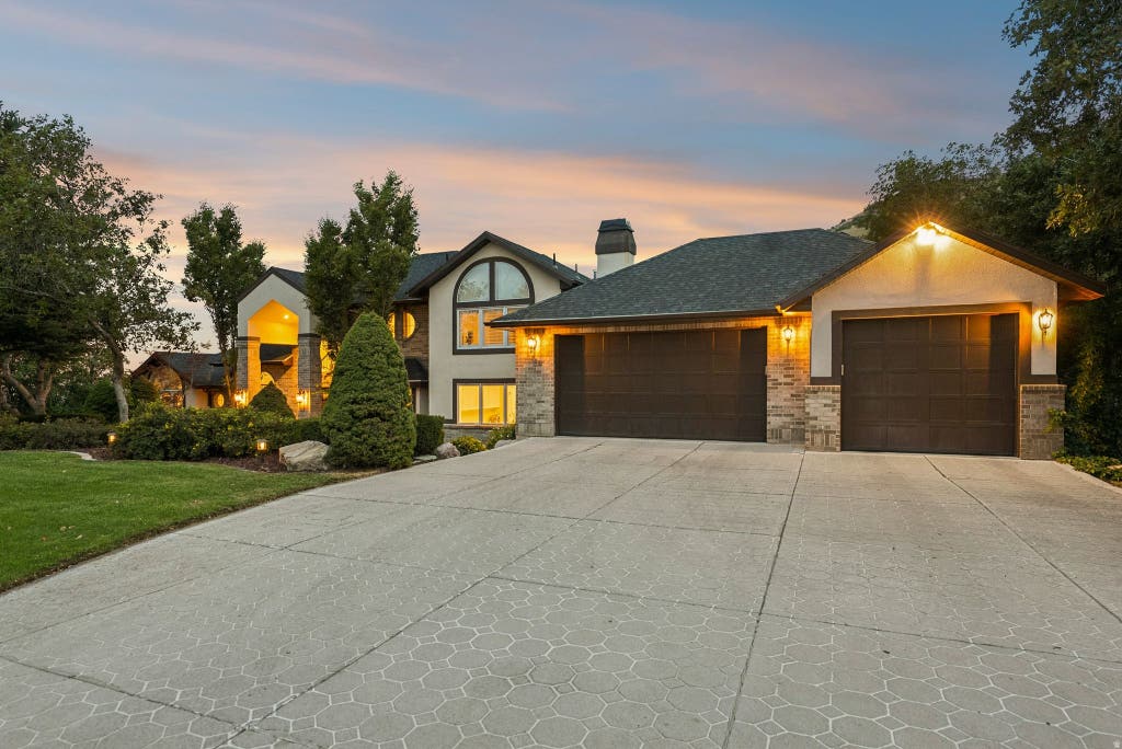 Photo of 3311 COVE CIR, Layton, UT 84040 (MLS # 2178614)