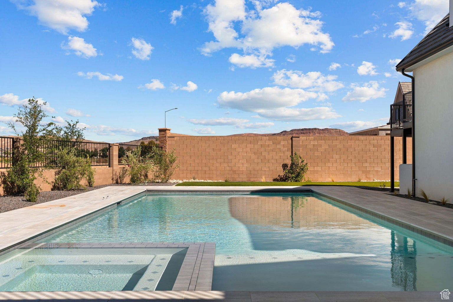 SUMMIT VIEW 1 - Residential