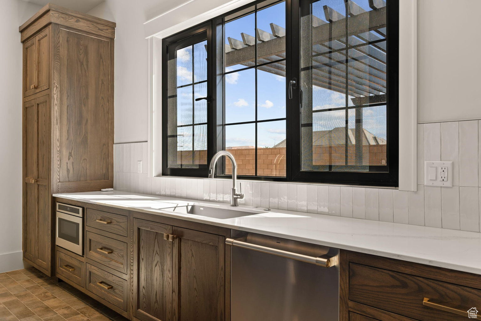 SUMMIT VIEW 1 - Residential