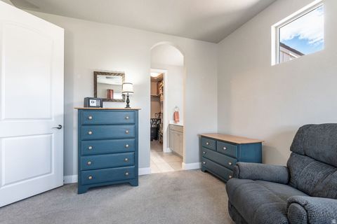 Tiny photo for 914 E BLACK OAK DR, Washington, UT 84780 (MLS # 2155107)