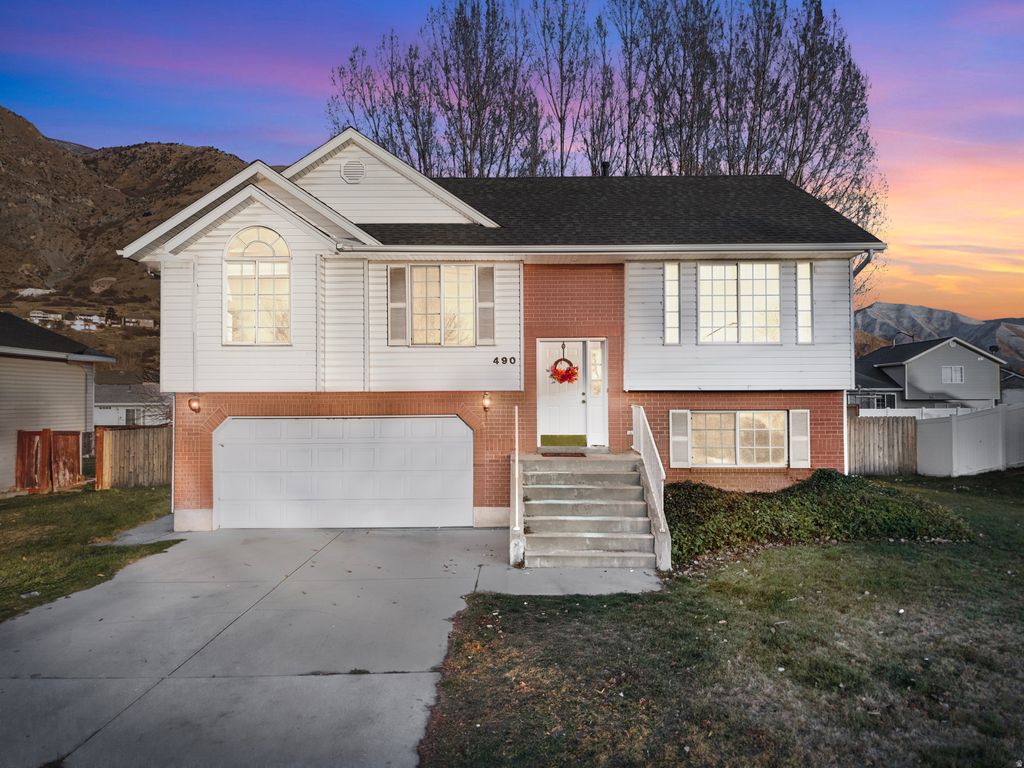 Photo of 490 N 400 E, Springville, UT 84663 (MLS # 2128370)