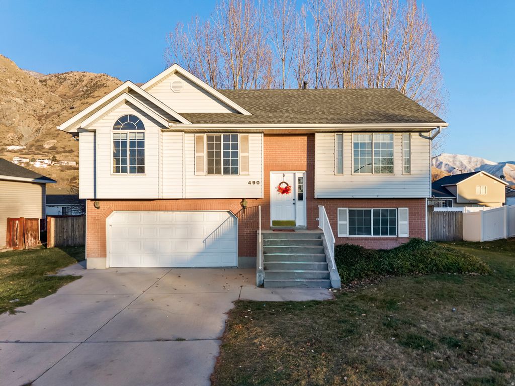 Photo of 490 N 400 E, Springville, UT 84663 (MLS # 2128370)