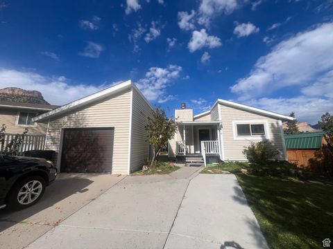 Photo of 819 CASTLE GATE CIR, Helper, UT 84526 (MLS # 2119285) Photo of 819 CASTLE GATE CIR, Helper, UT 84526 (MLS # 2119285)