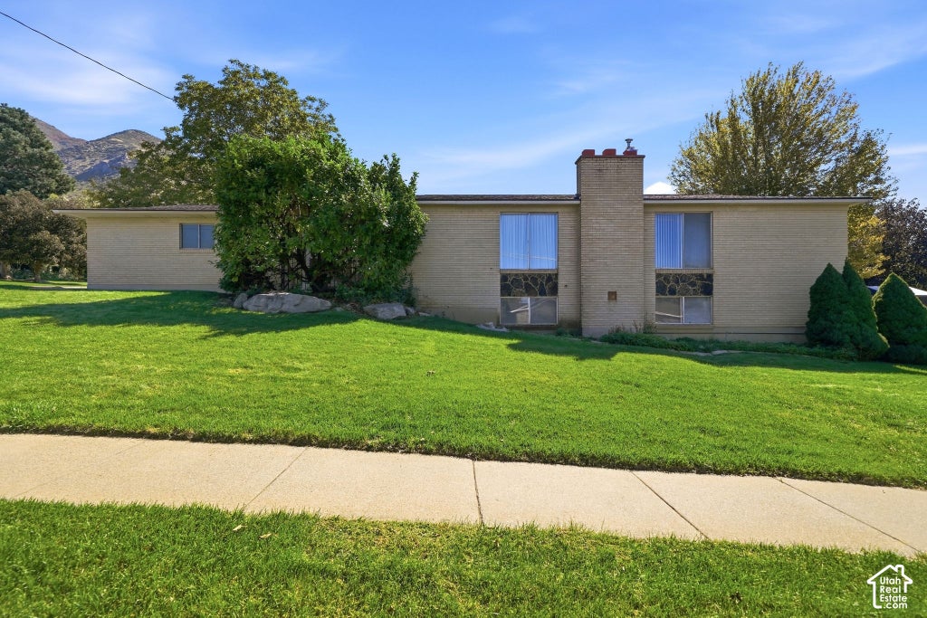 Photo of 635 S MOUNTAIN RD, Fruit Heights, UT 84037 (MLS # 2188828)