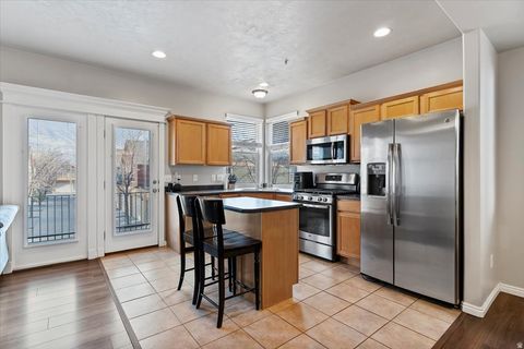 Tiny photo for 810 N FARMINGTON XING, Farmington, UT 84025 (MLS # 2130885)
