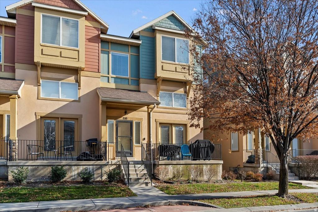 Photo for 810 N FARMINGTON XING, Farmington, UT 84025 (MLS # 2130885)