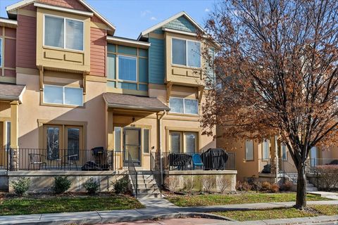 Photo of 810 N FARMINGTON XING, Farmington, UT 84025 (MLS # 2130885)