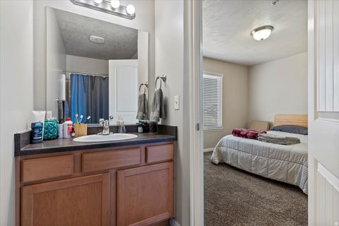 Tiny photo for 810 N FARMINGTON XING, Farmington, UT 84025 (MLS # 2130885)