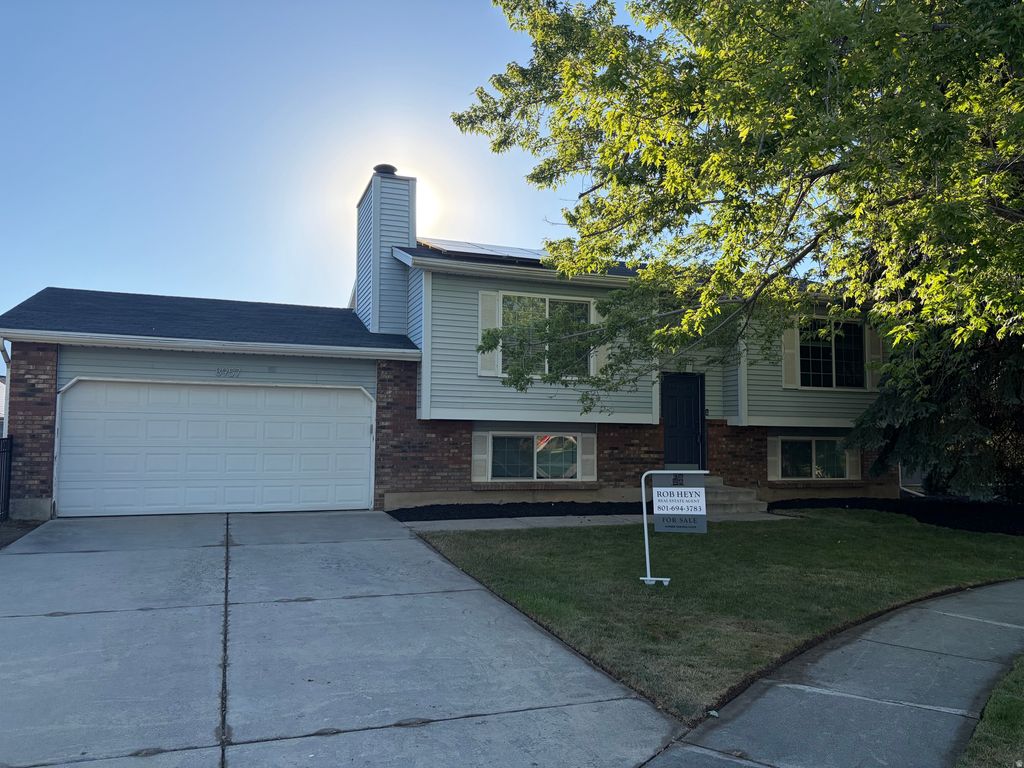 Photo of 8957 S POWDERHORN CT E, Sandy, UT 84093 (MLS # 2165841)