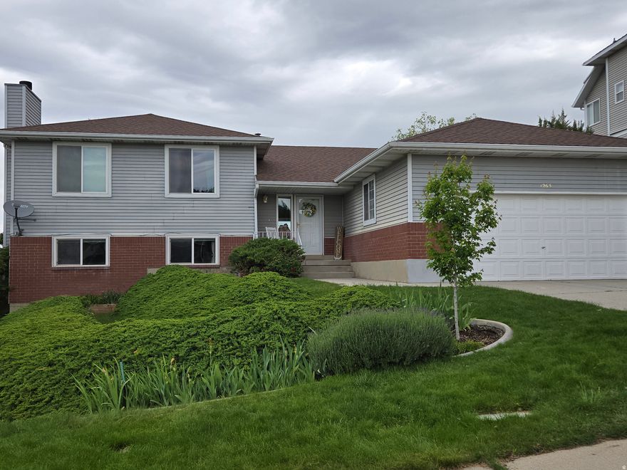 Open, light & bright, vaulted design. Nice setting on quiet cul-de-sac. Views of valley lights and mtn peaks. Sunny bay windows. Custom maple kitchen. Large fam room w/ fireplace. Enjoy the master bdrm deck. RV parking. Refrigerator & washer / dryer stay.