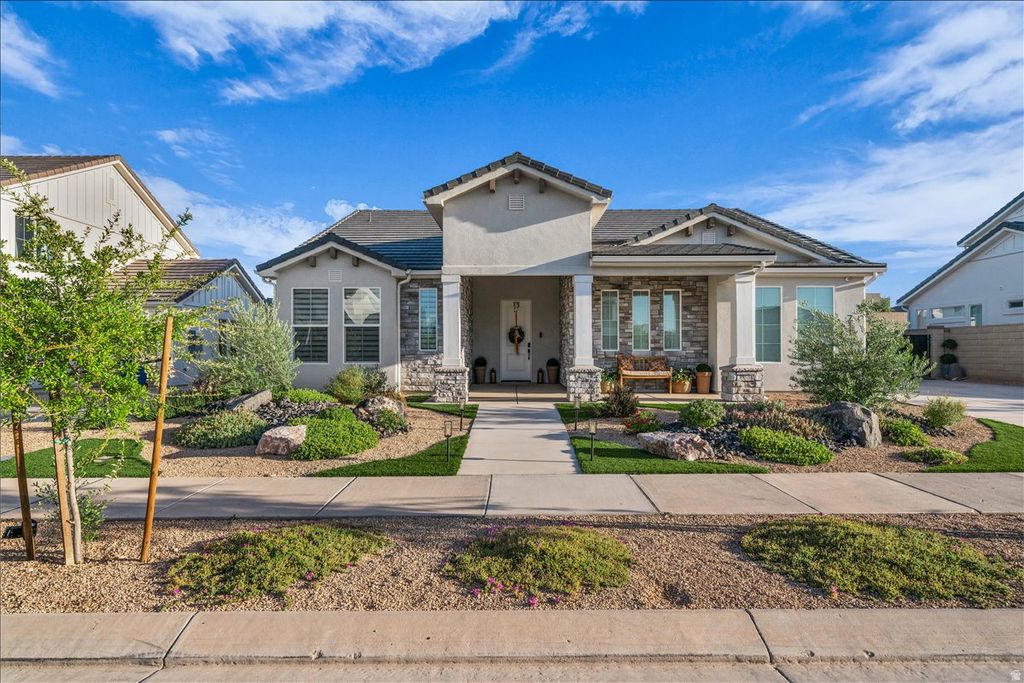 Photo of 711 W JUNIPER HILL DR, Saint George, UT 84790 (MLS # 2154768)