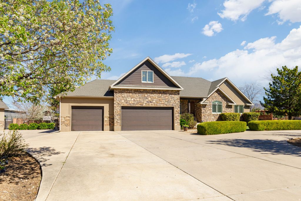 Photo of 346 W CANYON TRAILS DR, Dammeron Valley, UT 84783 (MLS # 2145491)