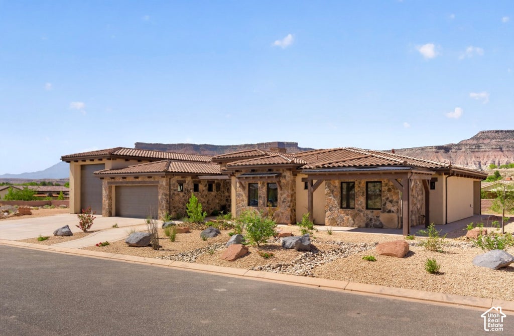 Photo of 442 E ENTRADA DR, Virgin, UT 84779 (MLS # 2190727)