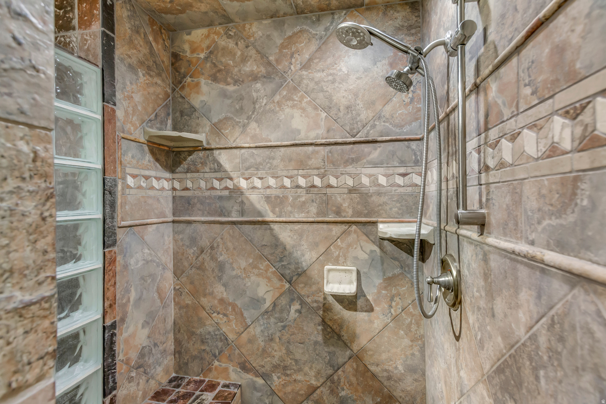 INTERNATIONAL GARDENS - Residential