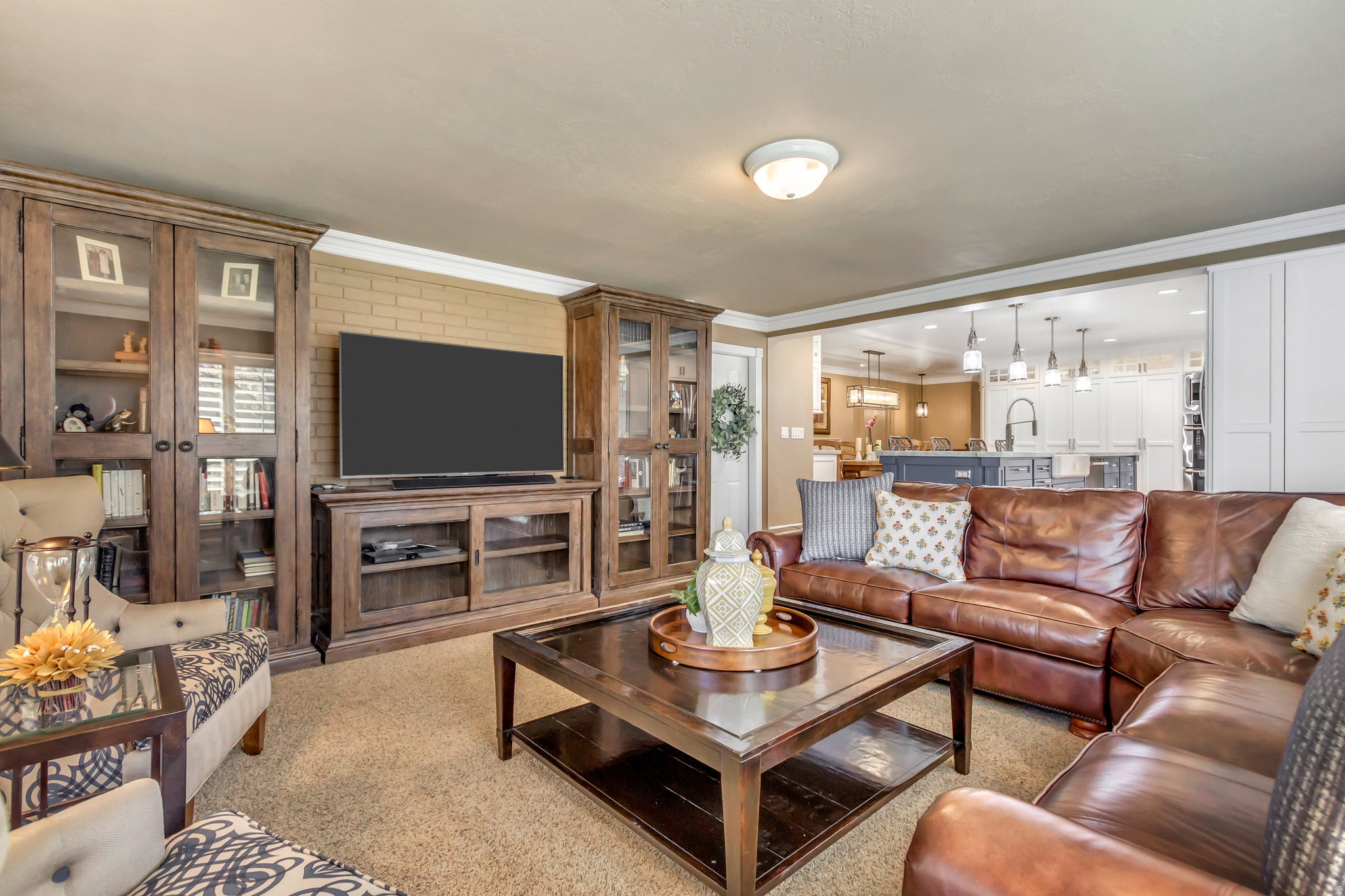 INTERNATIONAL GARDENS - Residential