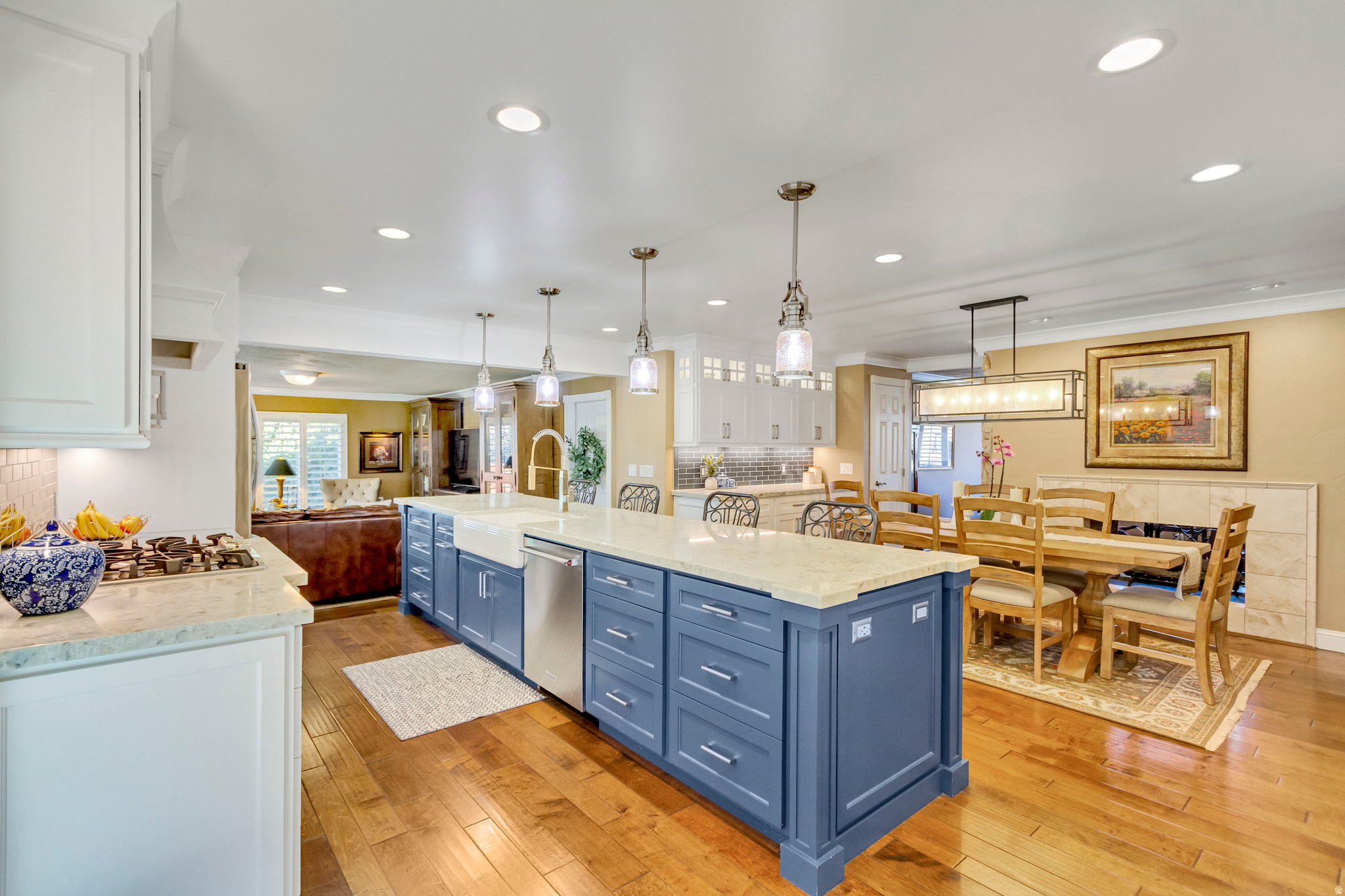 INTERNATIONAL GARDENS - Residential