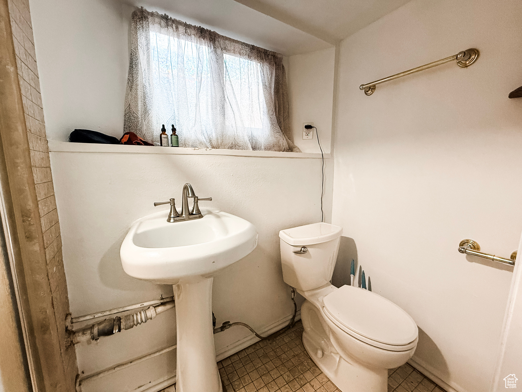 Main image without alt text