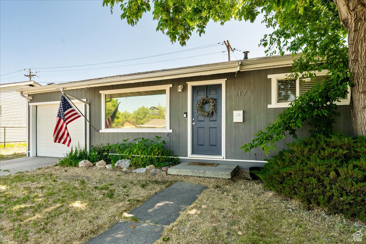 ***Back on the Market Again!!! Previous Buyer's Contingent Sale didn't happen! *** Square footage figures are provided as a courtesy estimate only and were obtained from County Records. Buyer is advised to obtain an independent measurement.