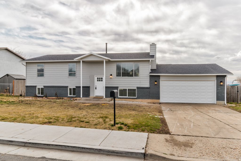 Photo of 1520 E 1100 S, Clearfield, UT 84015 (MLS # 2137533)