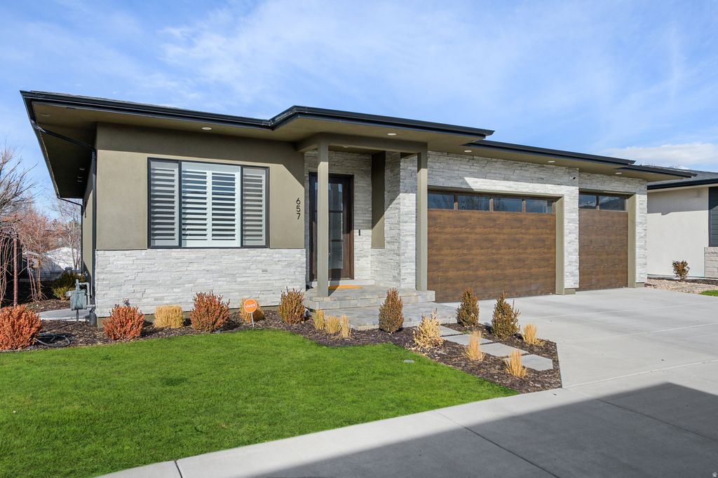 Photo of 657 E VANDALAY LN S, Draper, UT 84020 (MLS # 2136229)