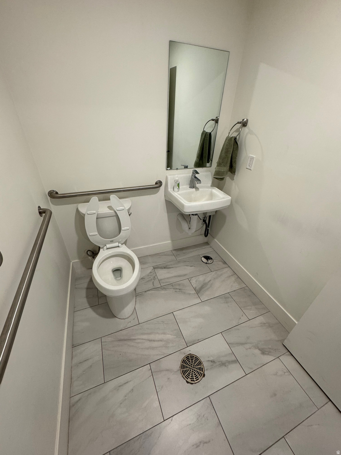 Main image without alt text