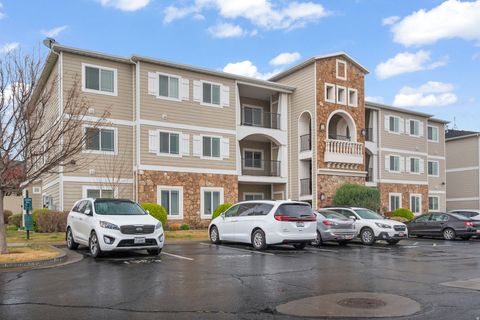 Photo of 1977 N CREST RD #1977, Saratoga Springs, UT 84045 (MLS # 2147548)