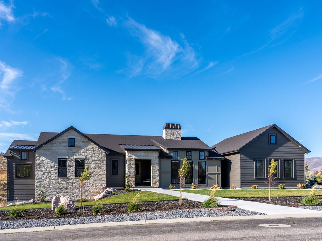 Photo of 6188 E HUMMINGBIRD PT, Huntsville, UT 84317 (MLS # 2120245)