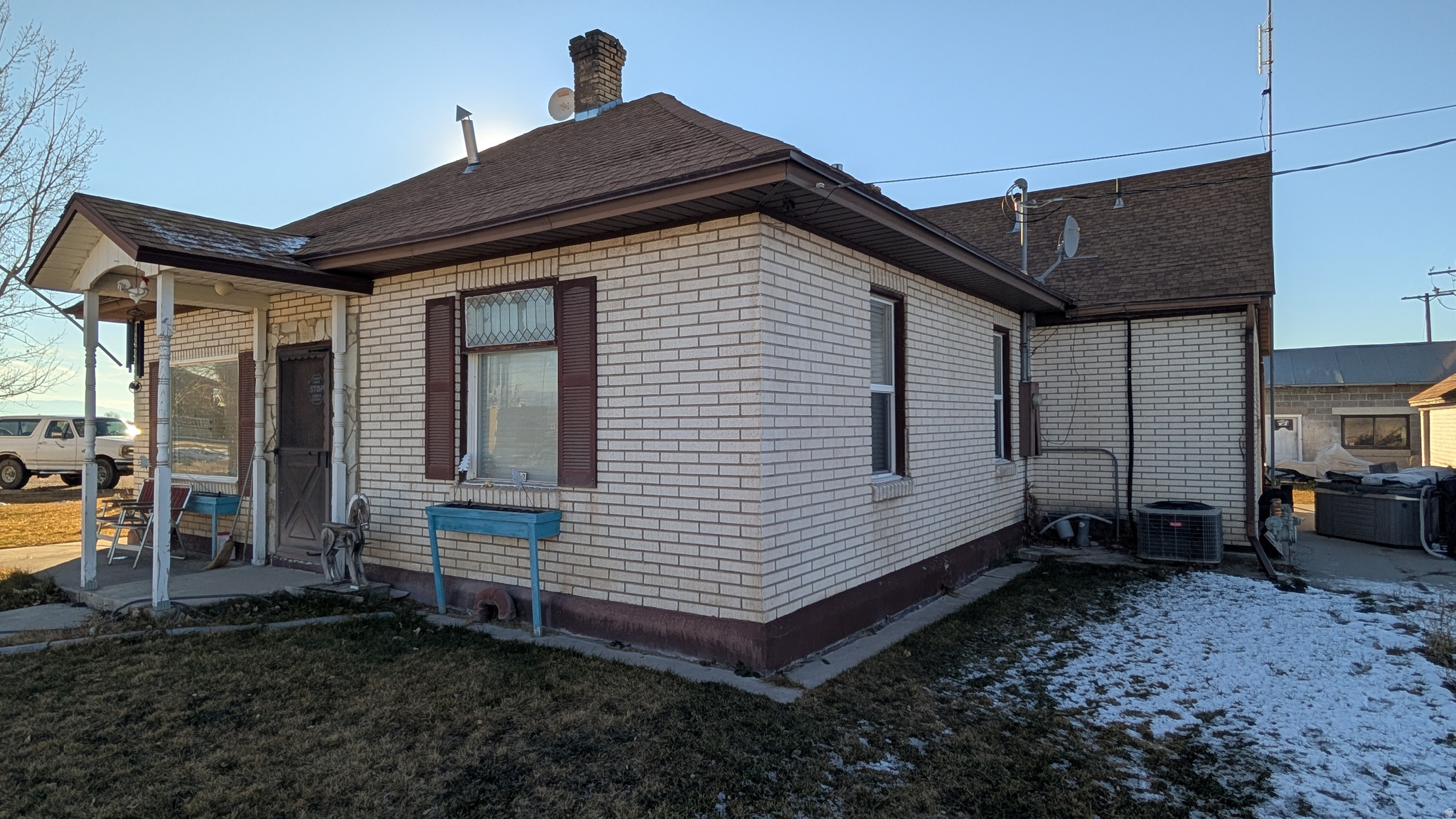 Main image without alt text