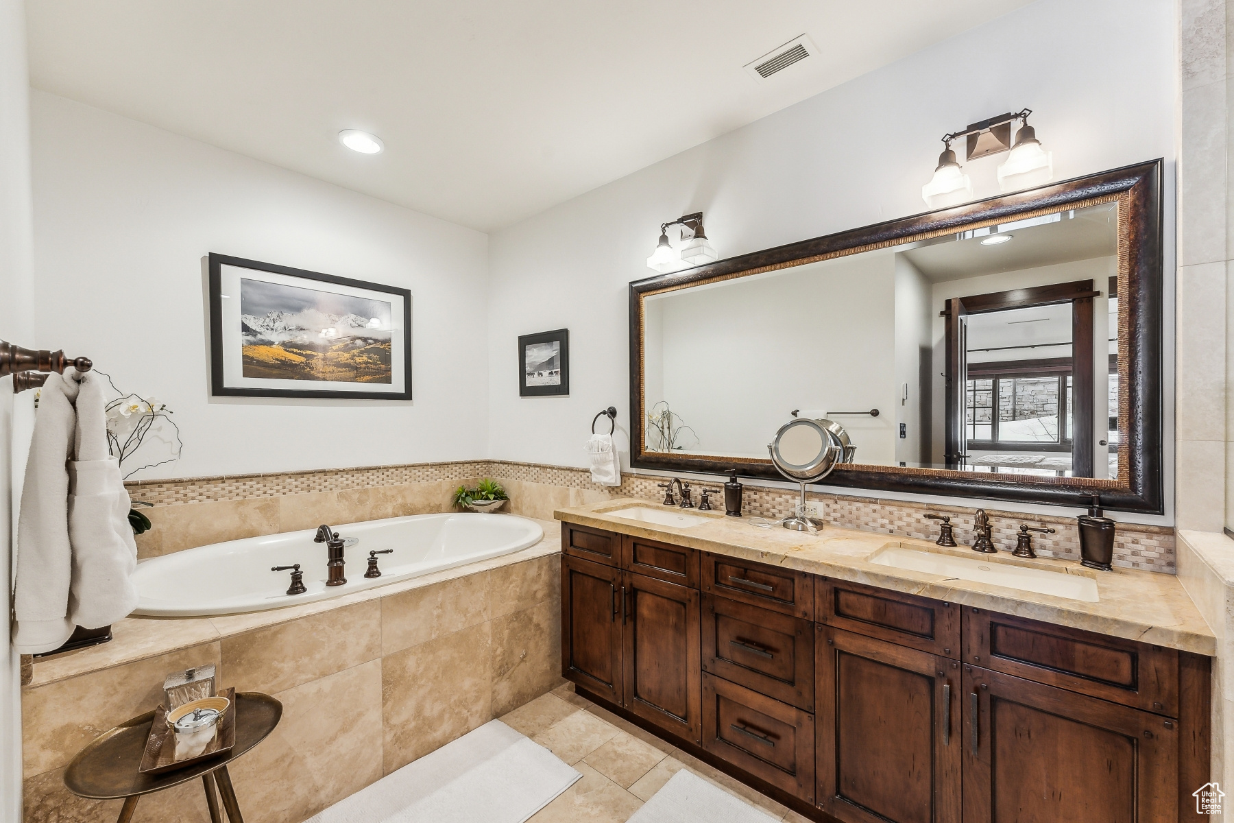 Park City, Utah 84060, United States, 2 Bedrooms Bedrooms, ,3 BathroomsBathrooms,Residential,Active,100118