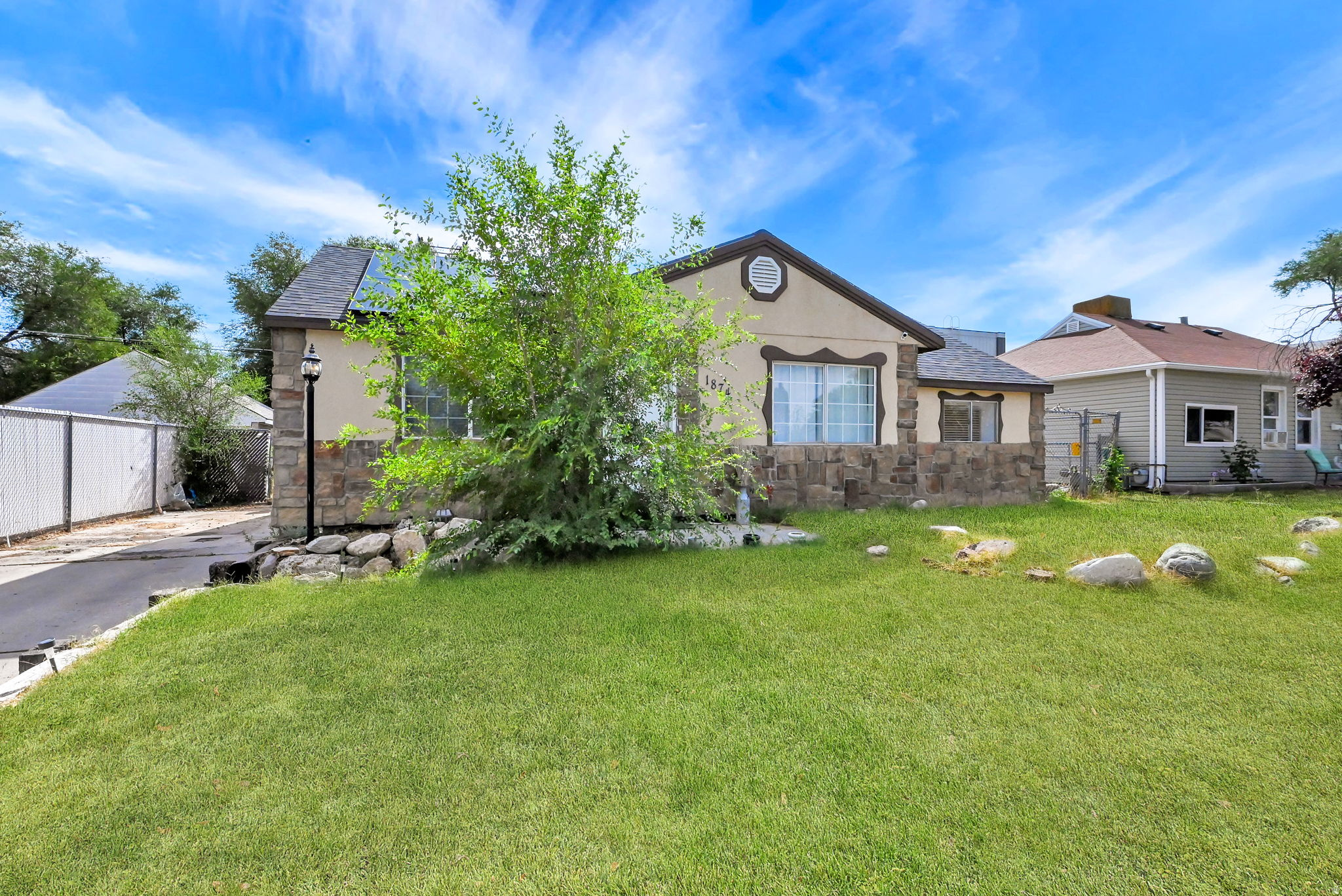 Main image without alt text