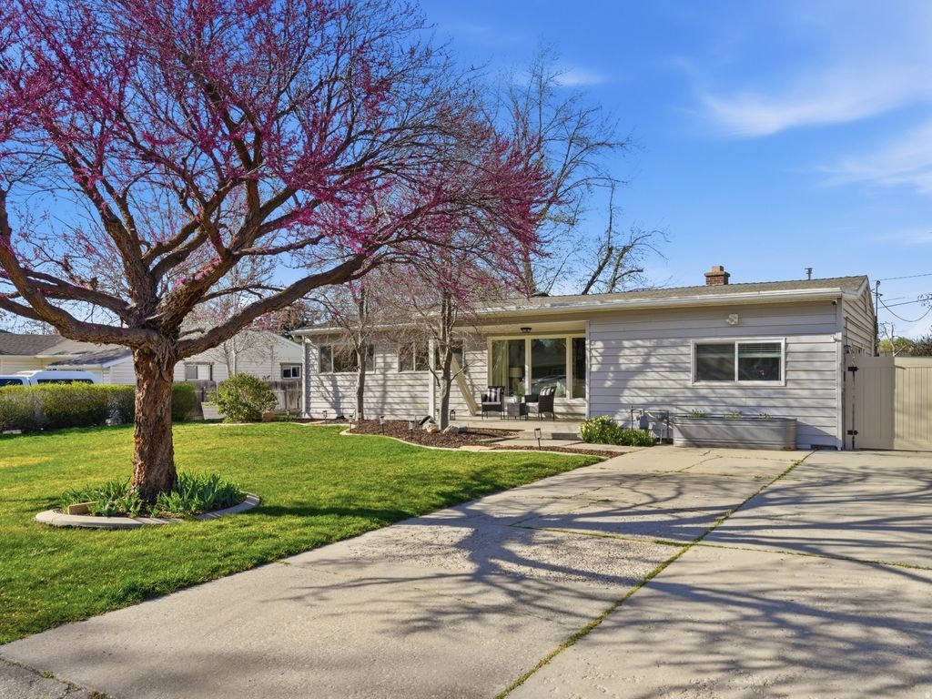 Photo of 1691 E FIELDCREST LN, Holladay, UT 84117 (MLS # 2146192)