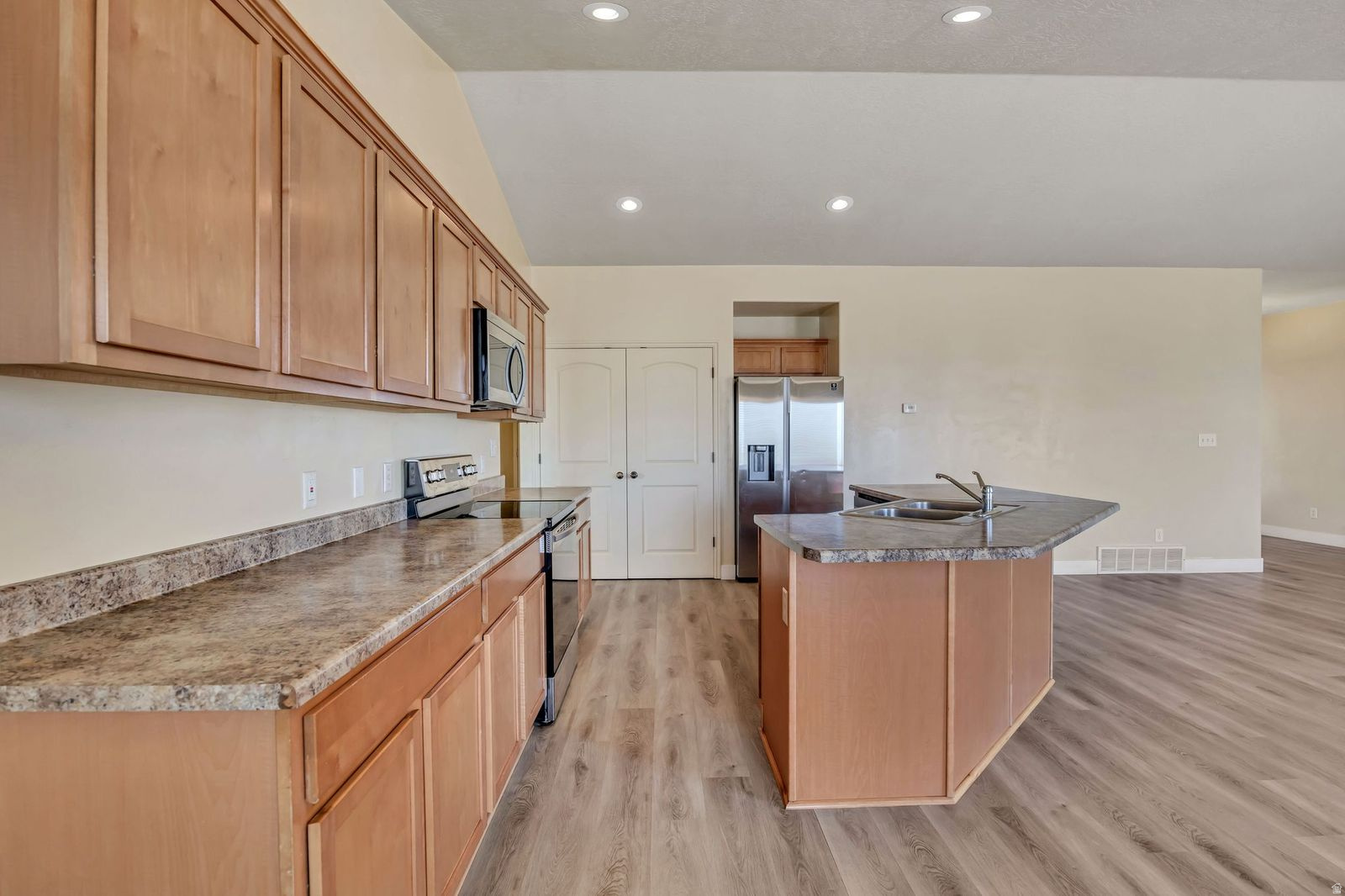 LAKE MOUNTAIN ESTATE - Residential