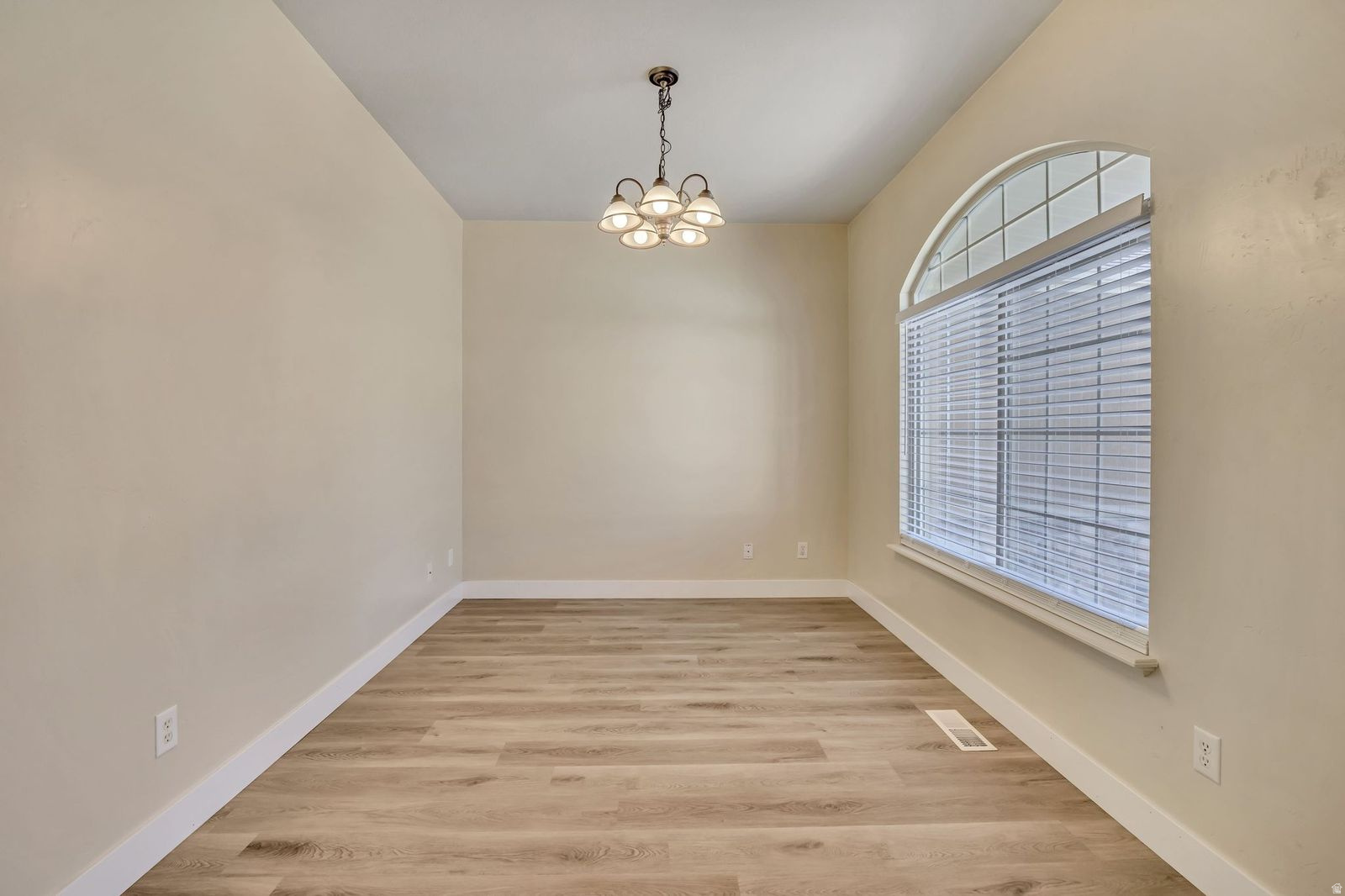 LAKE MOUNTAIN ESTATE - Residential