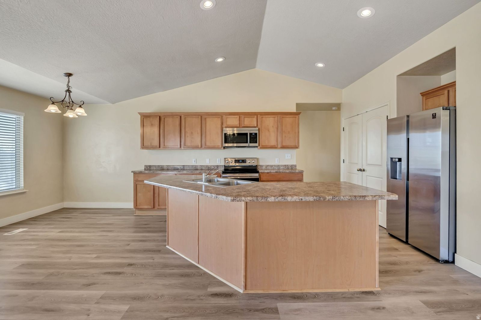 LAKE MOUNTAIN ESTATE - Residential