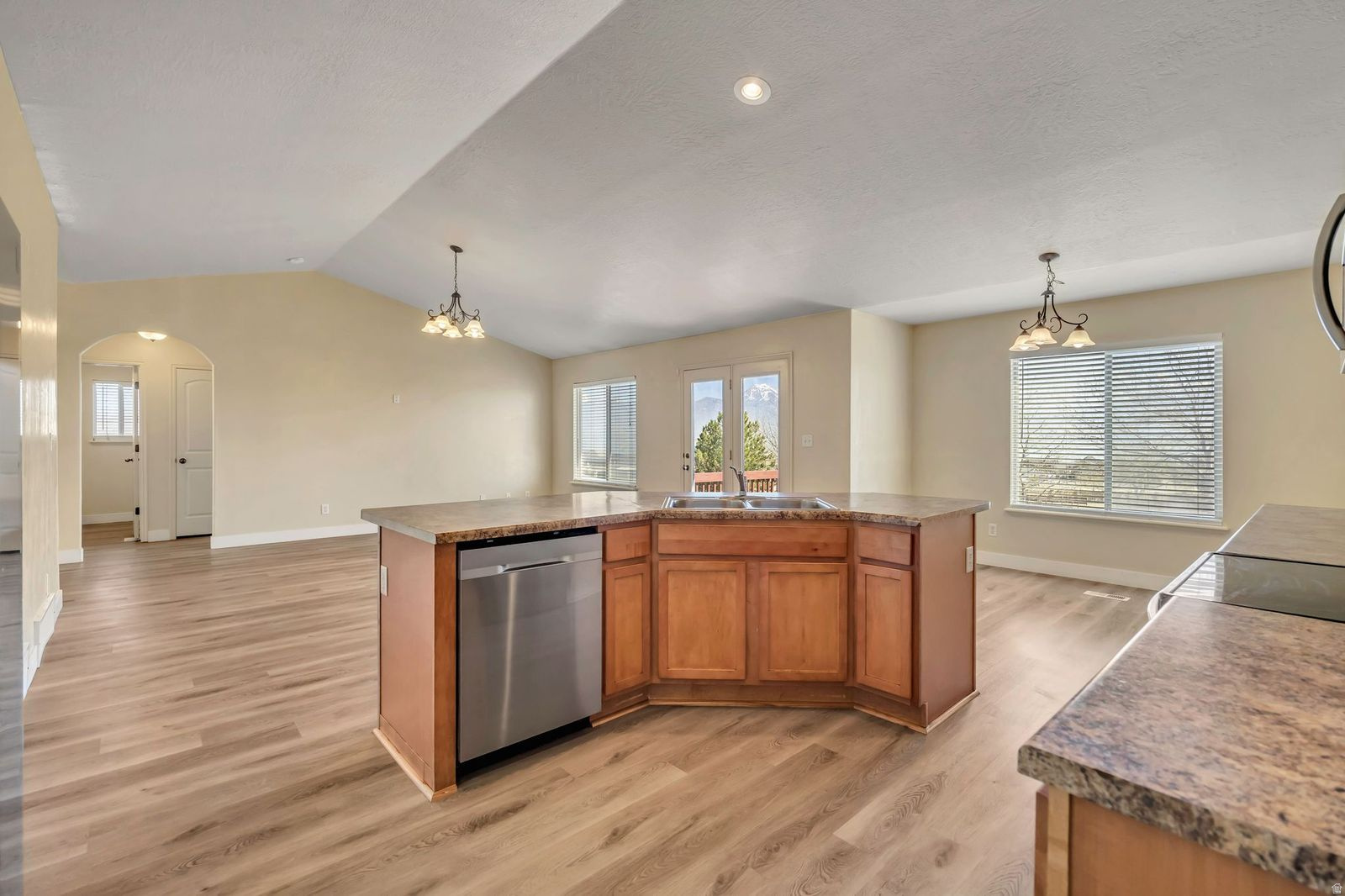 LAKE MOUNTAIN ESTATE - Residential