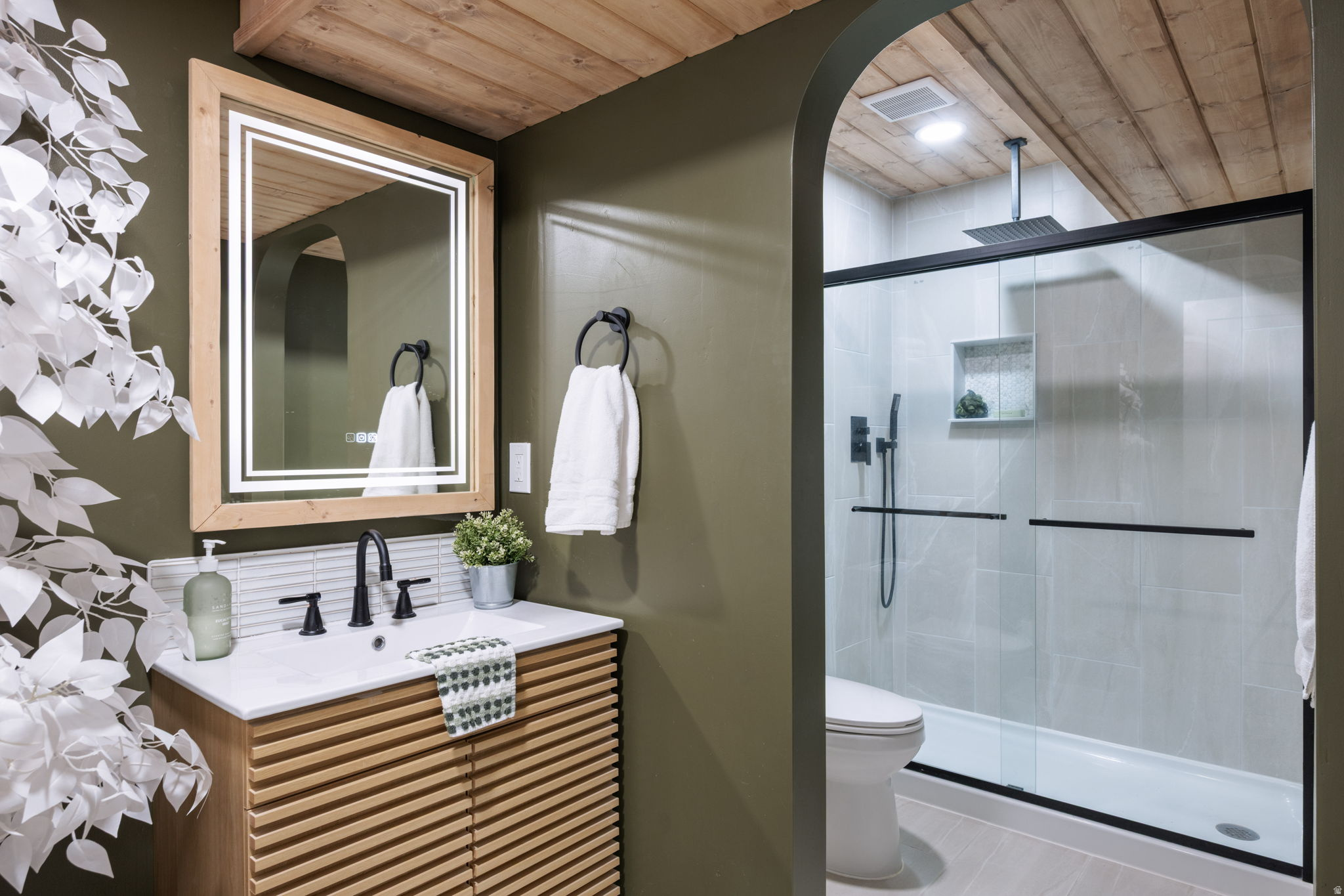 CRESCENT HILLS - Residential