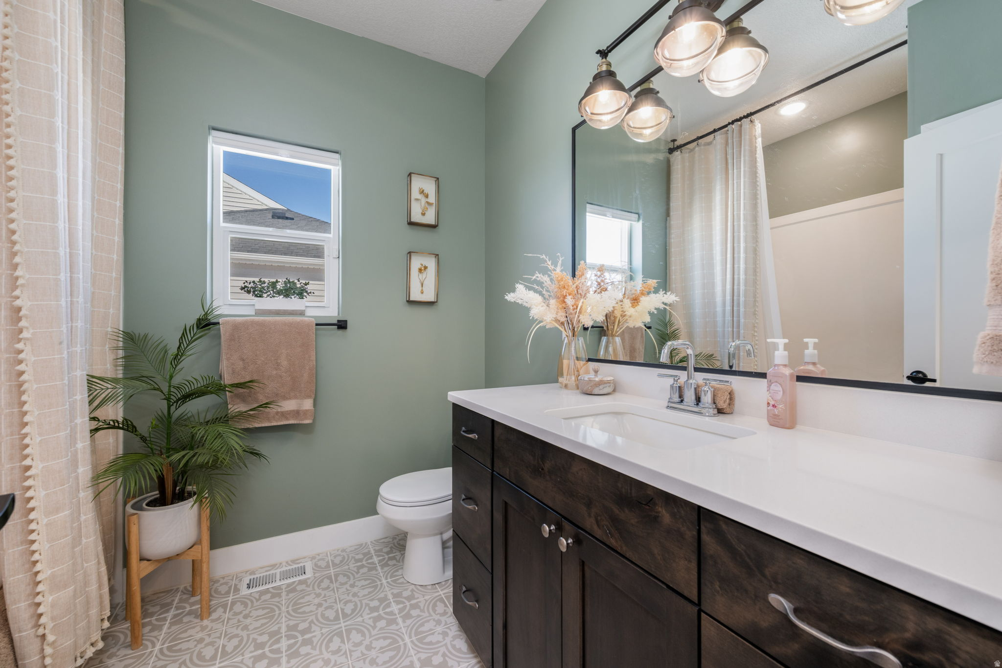 CRESCENT HILLS - Residential