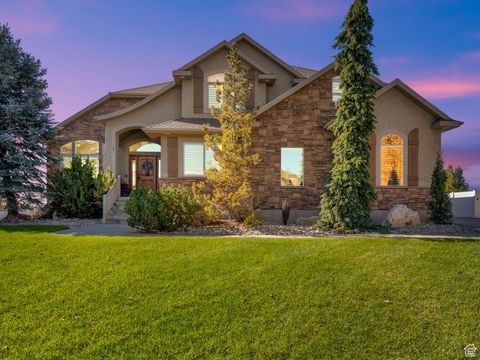 Photo of 686 WELLINGTON DR, Kaysville, UT 84037 (MLS # 2118491)