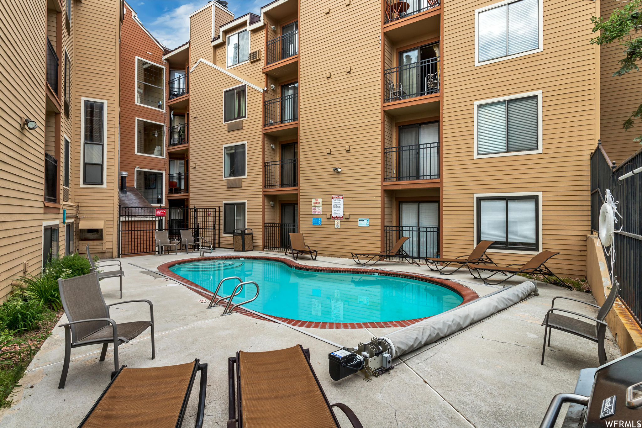 CARRIAGE HOUSE CONDOMINIUMS - Residential