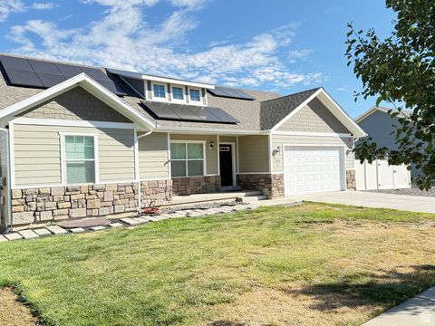 Photo of 156 DEER CREEK TRL, Elk Ridge, UT 84651 (MLS # 2108893)