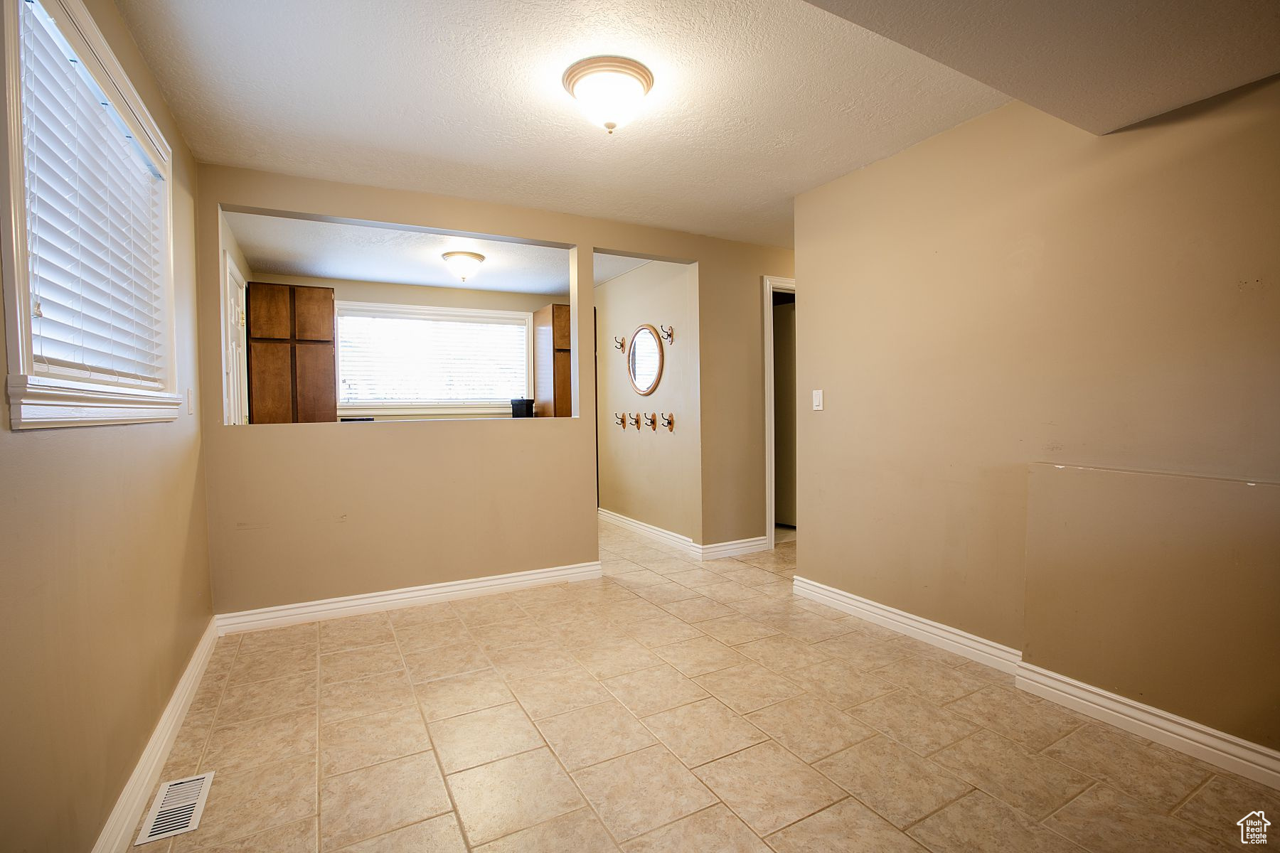 Centerville, Utah 84014, United States, 4 Bedrooms Bedrooms, ,2 BathroomsBathrooms,Residential,Pending,86397