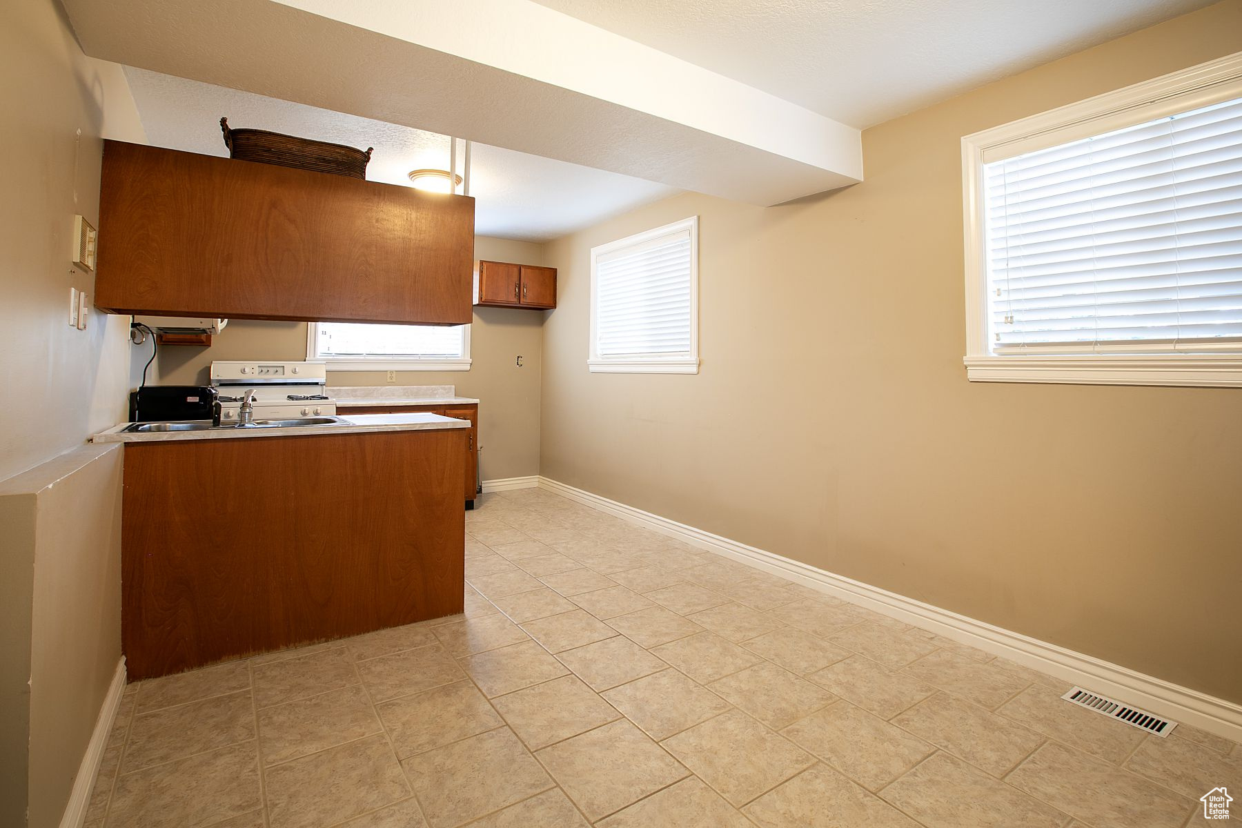 Centerville, Utah 84014, United States, 4 Bedrooms Bedrooms, ,2 BathroomsBathrooms,Residential,Pending,86397